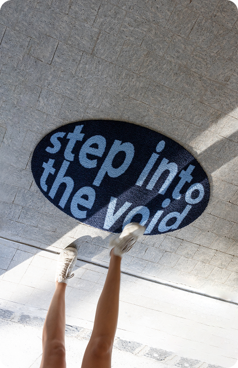 Entrada do estabelecimento com um tapete