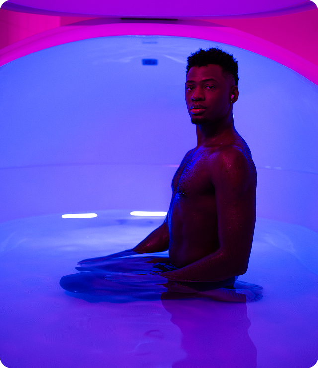 Pessoa flutuando dentro do POD VOID