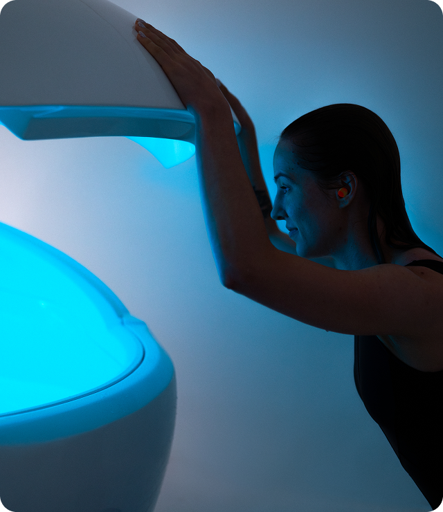 Pessoa flutuando dentro do POD VOID