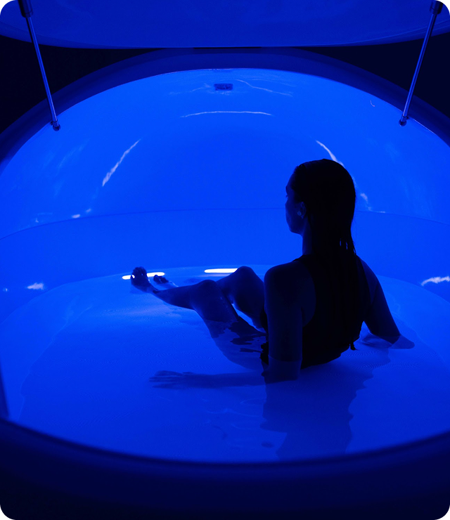 Pessoa flutuando dentro do POD VOID