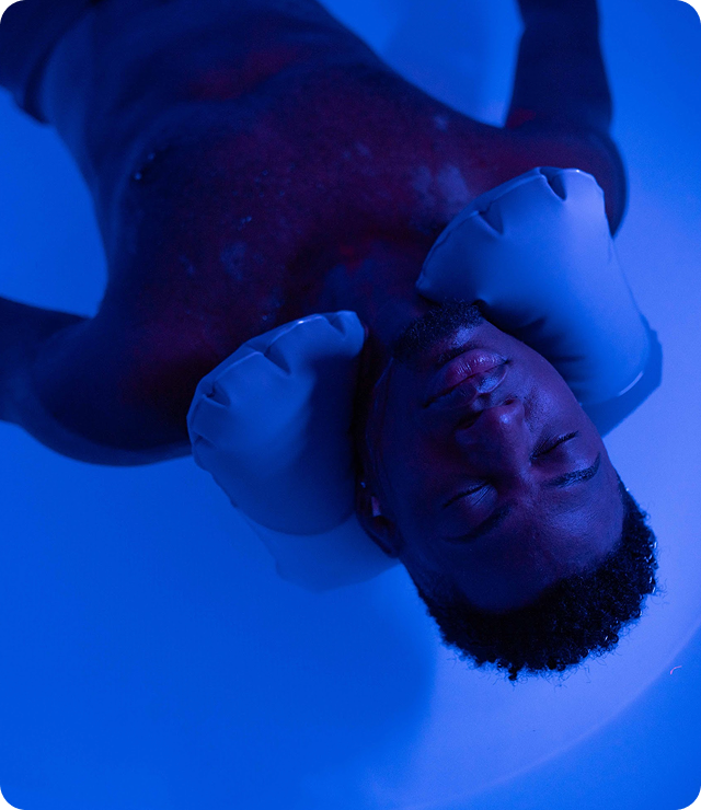 Pessoa flutuando dentro do POD VOID