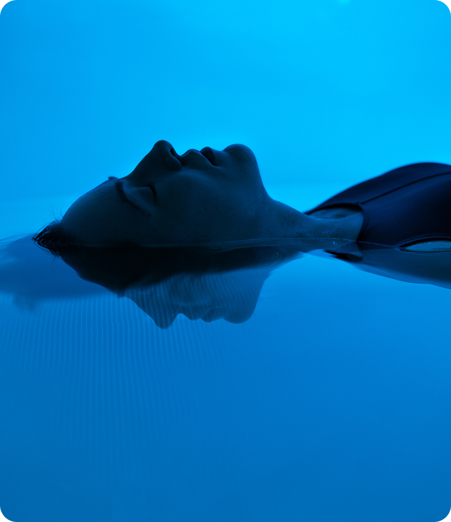 Pessoa flutuando dentro do POD VOID