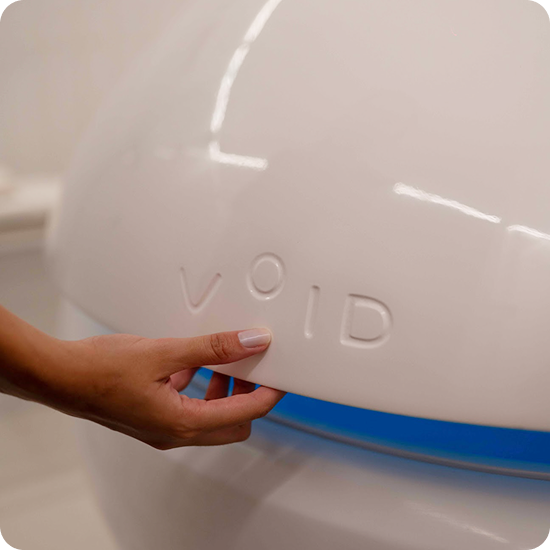 Pessoa abrindo o POD VOID ZERO