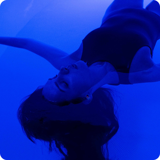 Pessoa flutuando dentro do POD VOID ZERO utilizando sal de Epsom