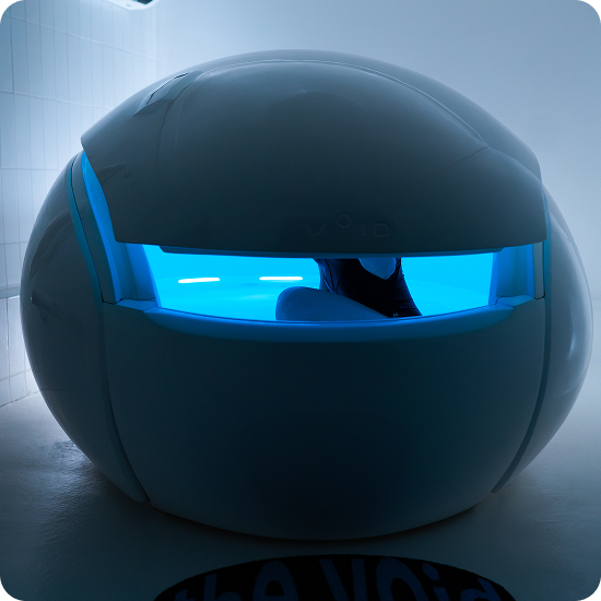 Pessoa se fechando dentro do POD VOID ZERO